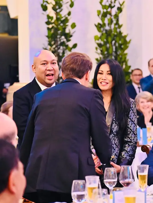 Setelan maskulin ini dipadu dengan tas Hermes Mini Kelly berwarna hitam yang senada [@anggun_cipta]