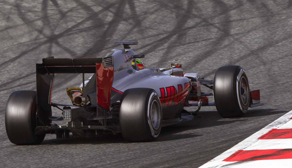 Esteban Gutierrez dari tim Haas berada pada urutan ke-10 dengan catatan waktu 1 menit 29,088 detik pada sesi pertama hari ke-4 tes pramusim di Sirkuit Catalunya, Barcelona, Spanyol, Kamis (25/2/2016).  (EPA/Alejandro Garcia)