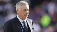 Pelatih Real Madrid, Carlo Ancelotti, tampak kecewa saat ditahan imbang Rayo Vallecano pada laga pekan ke-25 La Liga 2023/2024 di Estadio de Vallecas, Minggu (18/02/2023). Hasil ini membuat Madrid mengemas 62 angka dari 25 laga dan masih bertahan di peringkat satu Liga Spanyol 2023/2024. (AP Photo/Manu Fernandez)