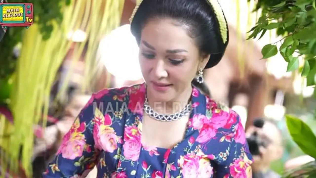 Kalung Maia Estianty pada Siraman Al Ghazali, Simbol Gaya Personal Berkelas (Foto: YouTube MAIA ALELDUL TV)