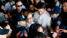 Senator Filipina, Leila de Lima, ditangkap aparat keamanan atas tuduhan perdagangan narkoba di kota Pasay, selatan Manila, Jumat (24/2). Leila de Lima dikenal sebagai pengkritik tajam terhadap kebijakan Presiden Rodrigo Duterte. (AP Photo/Bullit Marquez)