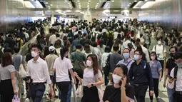 Orang-orang transit di stasiun MTR Pusat untuk kembali bekerja saat tingkat siaga untuk badai tropis Ma-on diturunkan di Hong Kong, Kamis (25/8/2022). Badai Tropis Ma-on semakin kuat saat menuju Hong Kong dan bagian tenggara lainnya China pada hari Rabu setelah menggusur ribuan orang di Filipina. (AP Photo/Anthony Kwan)