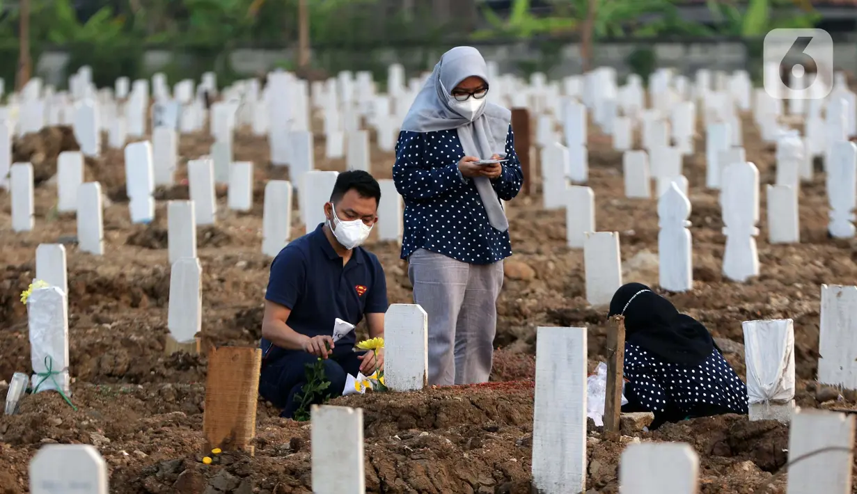 Warga saat melakukan ziarah di pemakaman khusus COVID-19 TPU Rorotan, Cilincing, Jakarta, Sabtu (31/7/2021). Warga yang melakukan ziarah diwajibkan mematuhi protokol kesehatan, menjaga jarak serta dilakukan secara terbatas. (Liputan6.com/Helmi Fithriansyah)