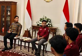 Wakil Presiden (Wapres) Gibran Rakabuming Raka bertemu demonstran dari kalangan mahasiswa di Istana Wakil Presiden Jakarta, Senin (15/6) (Biro Pers, Media, dan Informasi Sekretariat Wakil Presiden)