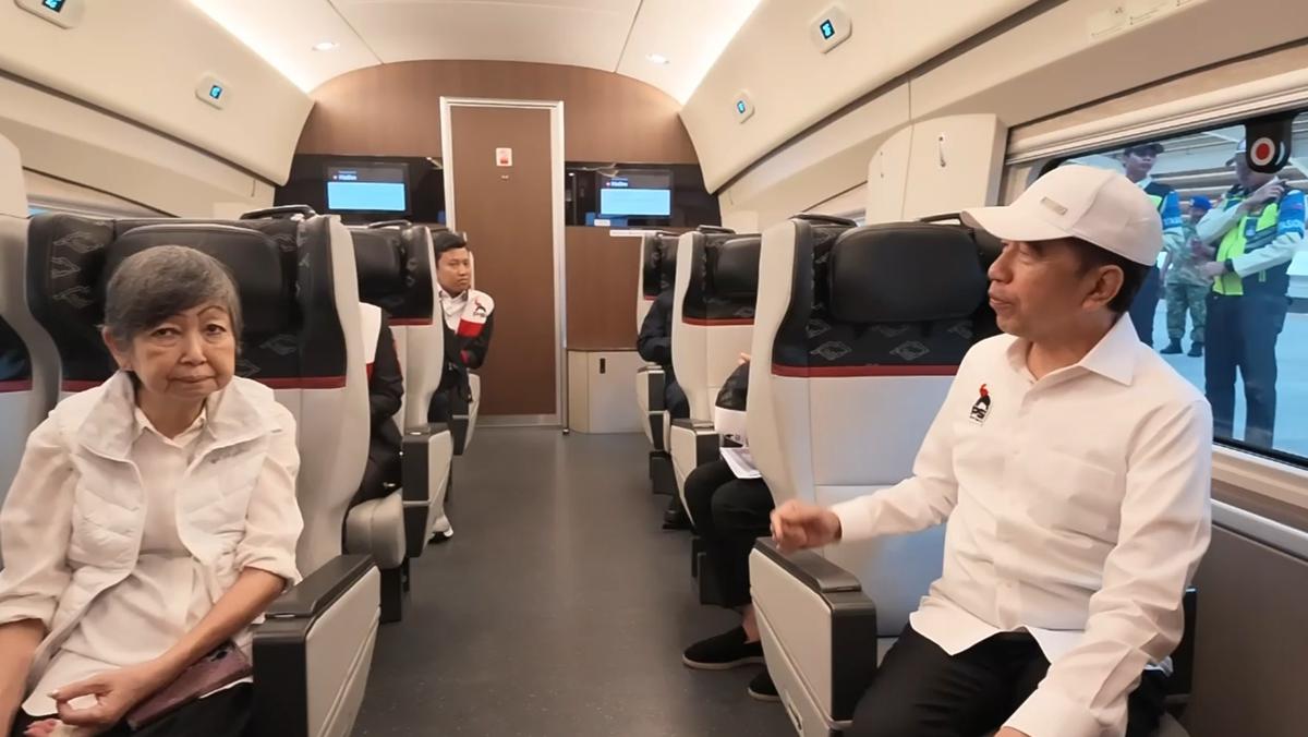 Jokowi naik whoosh hadiri rakorda PSI ke Bandung. (merdeka.com/istimewa).