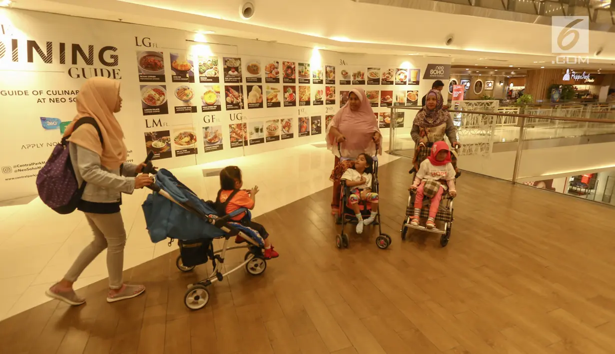 Anak-anak disabilitas dari Rumah Harapan Indonesia berwisata di Sky Walk Neo Soho, Jakarta Barat, Kamis (2/5/2019). Kegiatan yang digelar Yayasan Agung Podomoro Land dilanjutkan menuju Jakarta Aquarium sambil mengenal jenis satwa laut dan sungai. (Liputan6.com/Fery Pradolo)