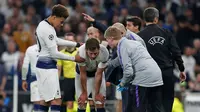Bek Tottenham Hotspur, Jan Vertonghen mendapat perawatan setelah mengalami bertubrukan dengan Toby Alderweireld, dalam laga melawan Ajax Amsterdam, Rabu (1/4/2019) dinihari WIB. (Ian Kington/IKIMAGES/AFP)