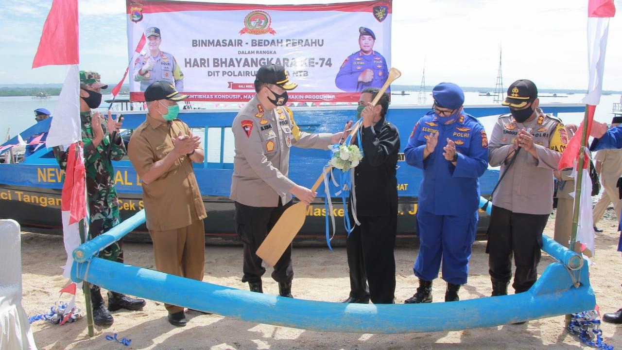 Peringati Hari Bhayangkara, Polda NTB beri perahu untuk anak sekolah