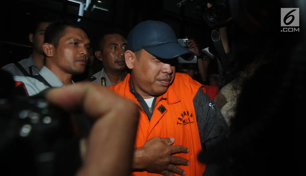 Pemilik PT.Enra Sari (ES) Robi Okta Fahlefi menuju mobil tahanan usai pemeriksaan di Gedung KPK, Selasa (3/9/2019). Robi Okta terjaring OTT KPK bersama Bupati Muara Enim Ahmad Yani terkait dugaan suap proyek dinas Pekerjaan Umum Kabupaten Muara Enim senilai Rp130 Miliar. (merdeka.com/Dwi Narwoko)