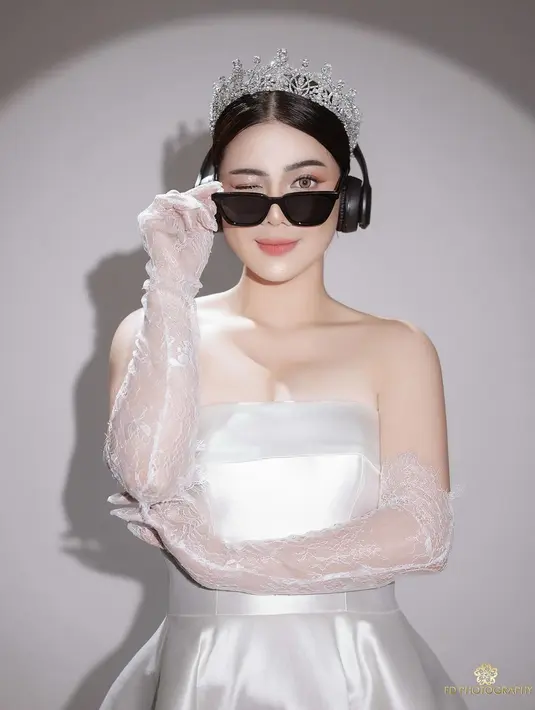 Sementara, Felicya Angelista tampil lebih cheerful saat cosplay menjadi Princess Diaries.  [@felicyangelista_].