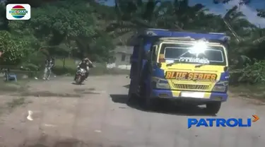 Dua sopir truk di Mesuji, Lampung, babak belur setelah menjadi korban penganiayaan oleh sejumlah preman, lantaran tak memberikan uang pungli sebesar Rp 10 ribu.