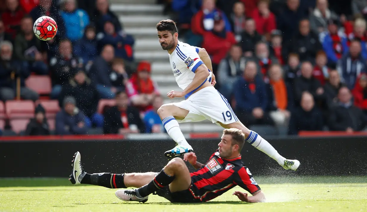 Pemain Chelsea, Diego Costa, melakukan tembakan ke arah gawang AFC Bournemouth dalam laga Liga Inggris di Stadion Vitality, Bournemouth, Sabtu (23/4/2016). (Reuters/Peter Nicholls)