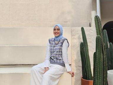 Beragam warna hijab yang dikenakan Cut Syifa sangat cocok dengan dirinya. Mulai dari warna putih sampai biru muda, artis berusia 23 tahun ini selalu tampil menawan. Ketika kenakan jilbab warna biru, pesona Cut Syifa kian terpancar apalagi ketika sembari pamer senyuman manisnya. (Liputan6.com/IG/@cutsyifaa)
