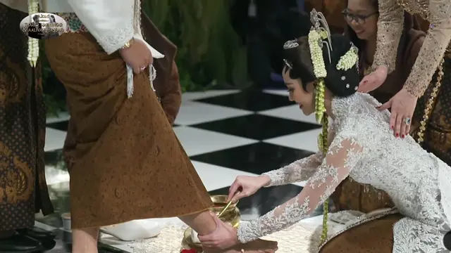 Injak telur dan basuh kaki. (Foto. YouTube / Thariq Halilintar).