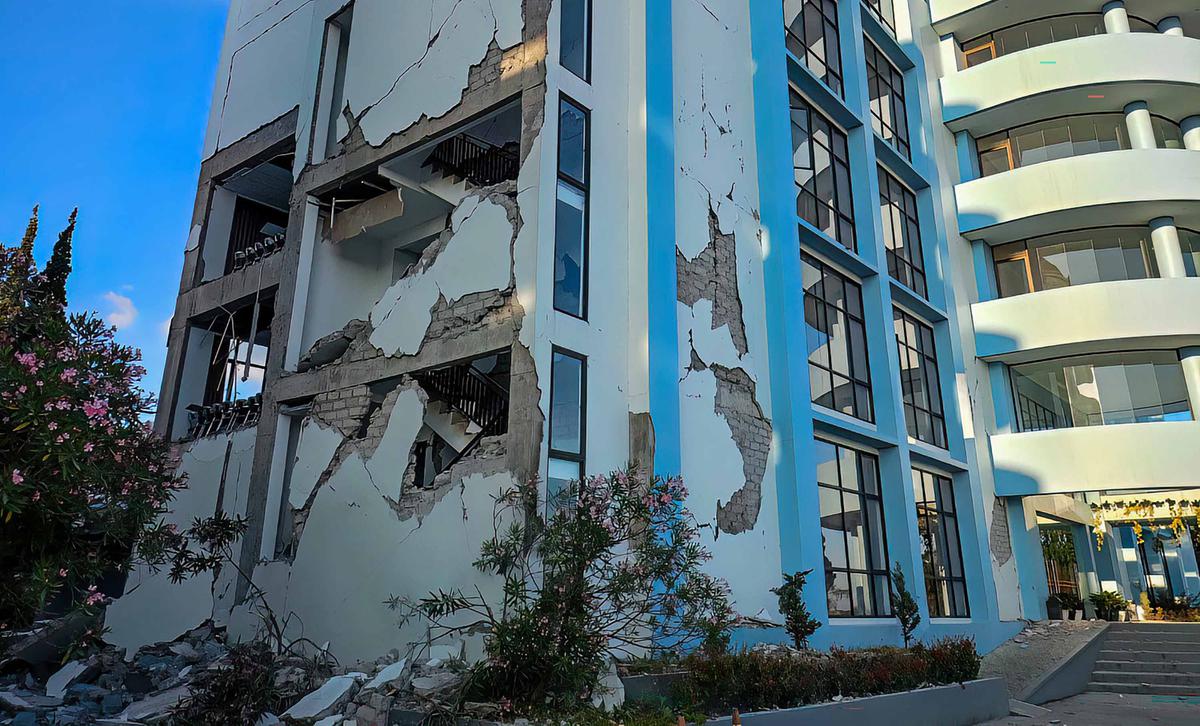 Gempa Dahsyat M 7,7 Guncang Flores Warga Berhamburan Mengungsi
