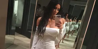 Bukan Kim Kardashian jika kehidupannya tidak diwarnai dengan kisah penuh drama. Kali ini Kim kembali datang dengan bantahan terhadap kabar yang menyebutnya telah menyimpan bubuk kokain di kediamannya. (Instagram/kimkardashian)