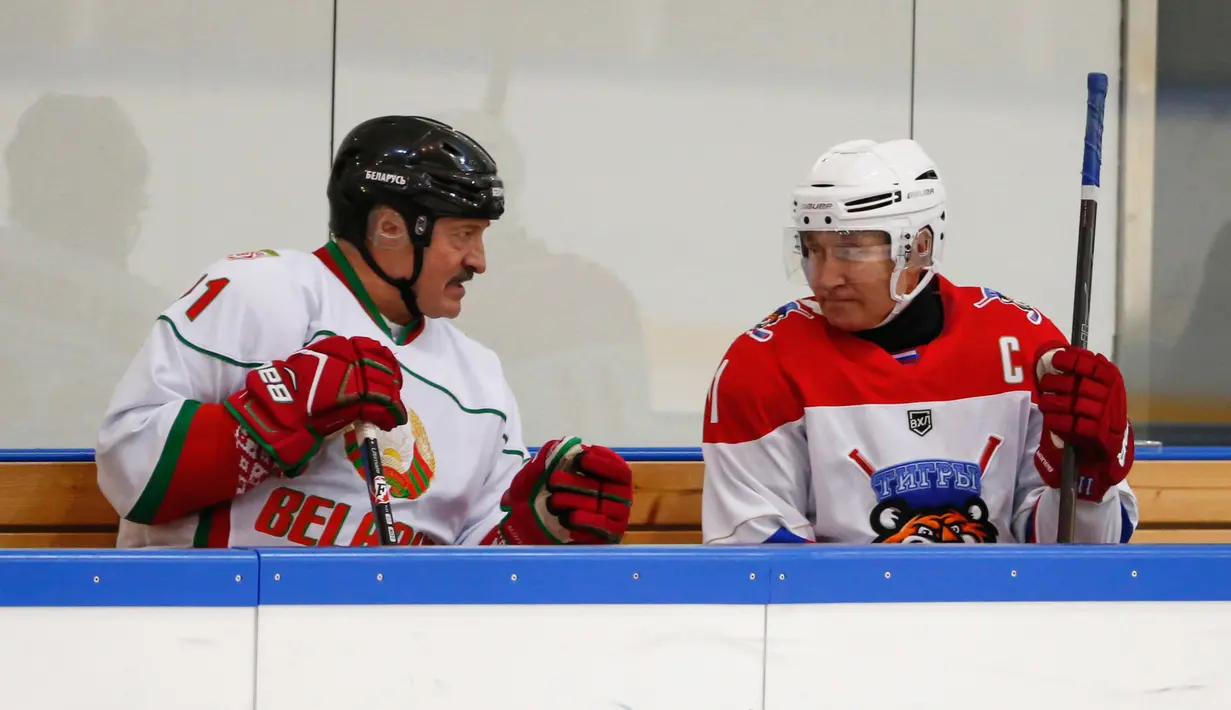 Presiden Rusia Vladimir Putin (kanan) dan Presiden Belarusia Alexander Lukashenko berbincang saat mengikuti Night Hockey League di Sochi, Rusia, Jumat (7/2/2020). Putin dan Lukashenko bermain hoki bersama saat jeda pembicaraan ekonomi antara kedua negara. (AP Photo/Alexander Zemlianichenko, Pool)