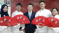 Dubes China Lu Kang bersama peformer bela diri wushu di Universitas Al Azhar Indonesia (UAI). Dok: Tommy Kurnia/Liputan6.com