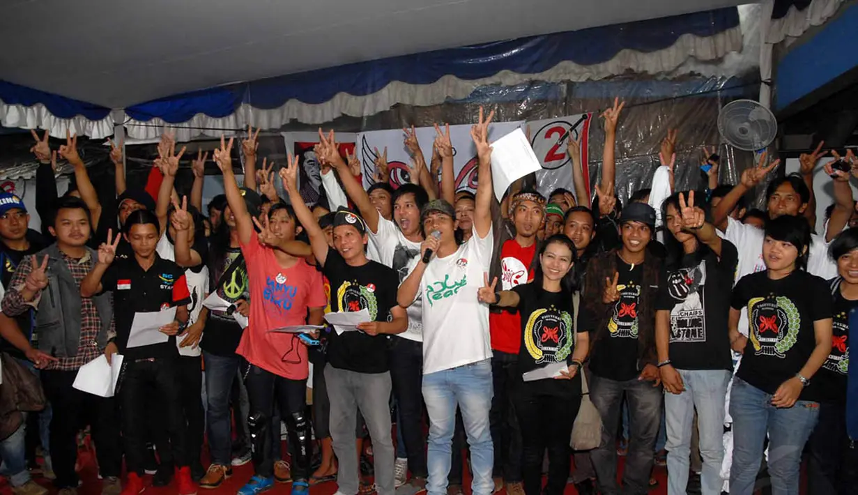 Puluhan slankers Indonesia mendukung revolusi mental yang diusung Jokowi-JK di markas Slank, Jakarta, Kamis (26/6/14). (Liputan6.com/Miftahul Hayat)