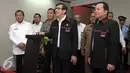 Menkumham Yasonna Laoly menekan tombol saat meresmikan tim Pengawasan Orang Asing  (PORA) di Gedung Imigrasi Kemenkumham, Jakarta (8/4). Yasonna menekankan, tim PORA harus bekerja optimal menangani masalah warga negara asing. (Liputan.com/Helmi Afandi)