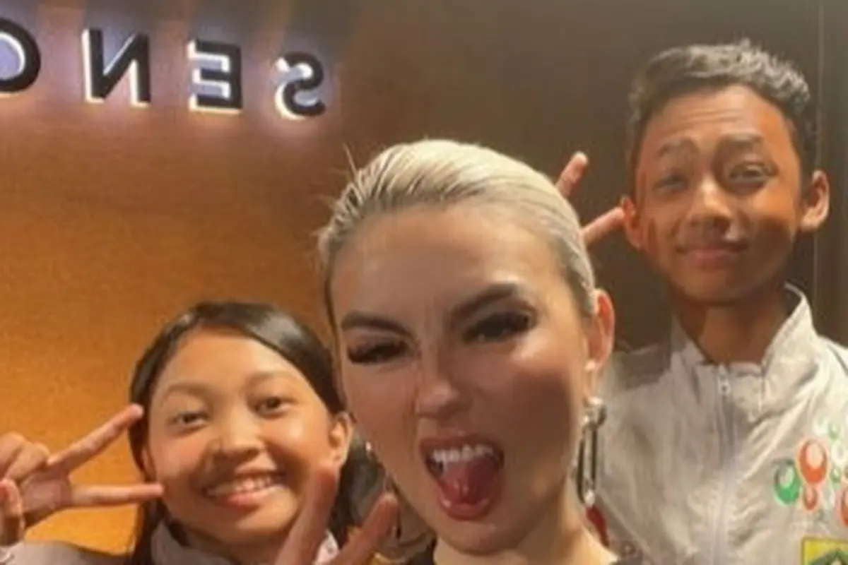 Agnez Mo bertemu Devina dan Kesya, Siswa SMPN 1 Ciawi yang jago dansa (Foto: Instagram agnezmo)