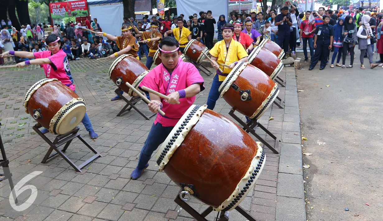 Pengunjung melihat penampilan seni budaya khas Jepang saat Jak-Japan Matsuri di Jakarta, Sabtu (3/9). Jak-Japan Matsuri menampilkan seni musik tradisional koto, tari kenbutsu performance, serta pameran wisata khas Jepang. (Liputan6.com/Angga Yuniar)