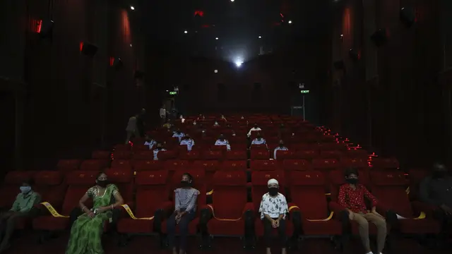 Kasus COVID-19 Tembus 7,3 Juta, India Kembali Buka Bioskop