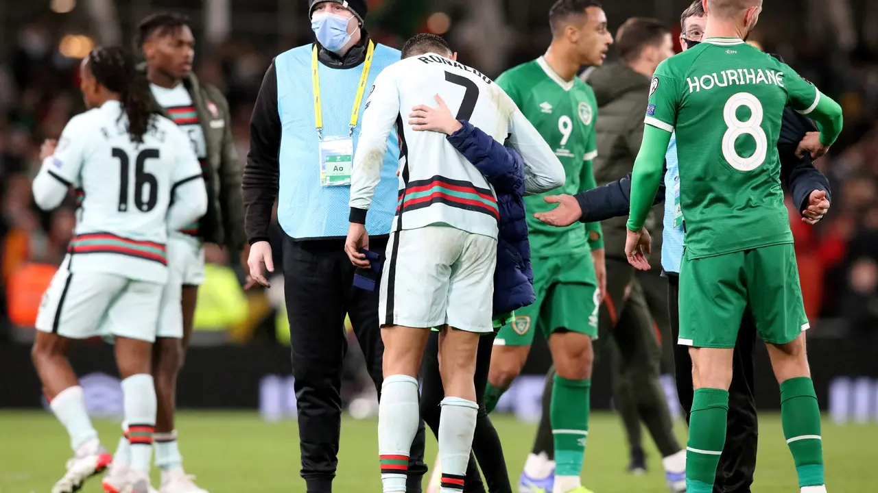 Cristiano Ronaldo memeluk salah seorang pendukungnya