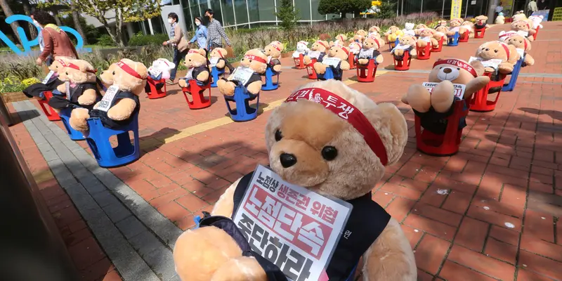 Beruang Teddy Berunjuk Rasa di Seoul