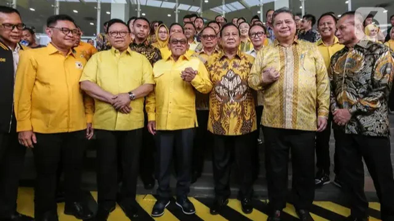 Prabowo datang memakai batik kuning kecoklatan. Airlangga pun menyoroti baju Prabowo. <br><br>