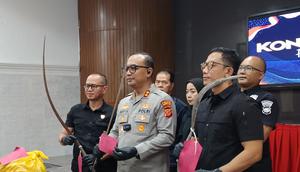 Polisi menyita celurit sepanjang 1,7 meter digunakan dalam pengeroyokan di Sukabumi. (Liputan6.com/Fira Syahrin)