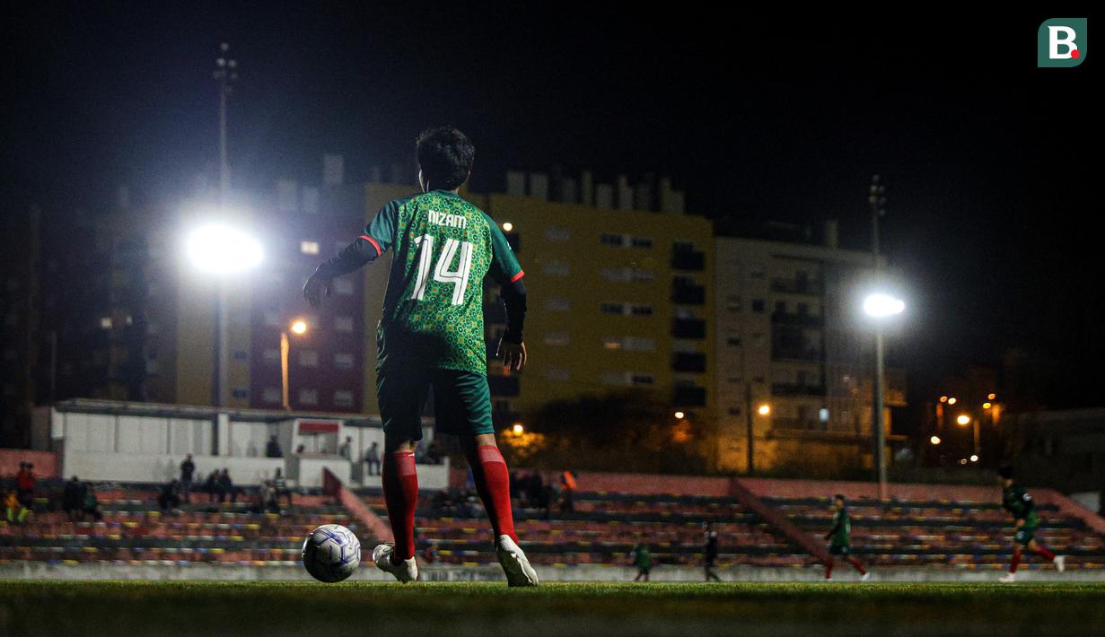 <p>Aksi dari salah satu pemain Korea-Korea Selecao saat ujicoba yang berlansung di lapangan akademi Vitoria Clube de Lisboa, Portugal pada Selasa (26/11/2024).</p>