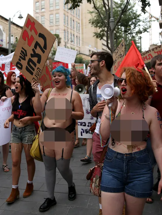 Sejumlah Aktivis mengenakan pakaian dalam saat turun ke jalan mengecam kekerasan seksual di Yerusalem, Israel (13/5). Aksi ini dikenal sebagai 'Slutwalk' atau berjalan dengan pakaian seksi di tempat umum seperti pelacur. (AFP PHOTO/GALI TIBBON)