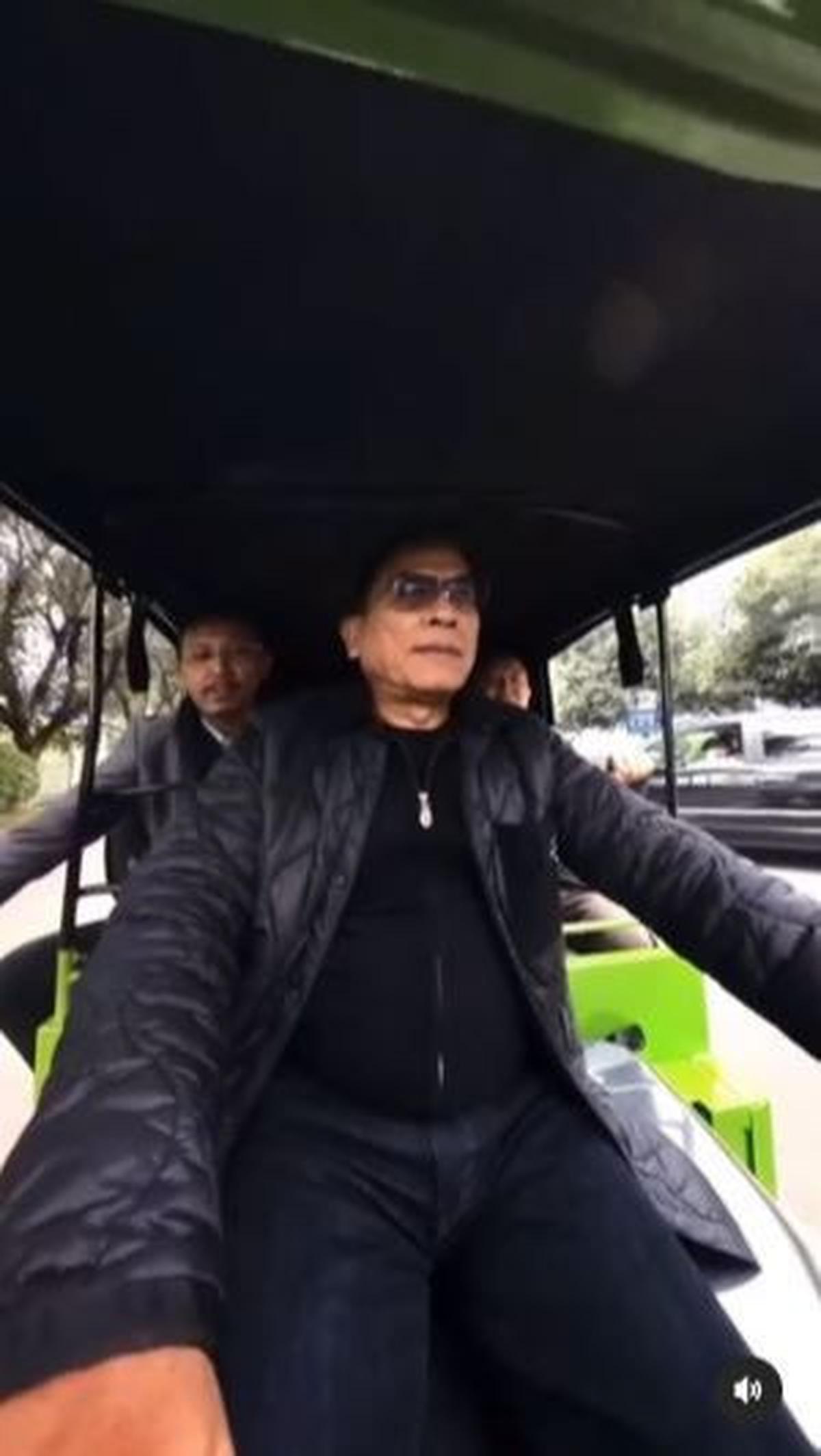 Siapa sangka, Moeldoko benar-benar mencoba mengendarai bajaj ev tersebut. Dengan begitu lihai, Ia menjadi 'sopir' bajaj untuk sesaat.