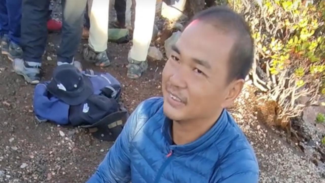 Mendaki sambil Cari Cuan, Pria Ini Buka Jasa Cas Handphone di Gunung Seharga Rp20 Ribu