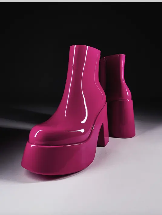 Mengangkat semangat di era 2000-an, Melissa 23 Collection menampilkan koleksi yang siratkan kesan nostalgia dan muda. Setiap desain dibuat dengan komitmen berkelanjutan. [Foto: Melissa. Dok]