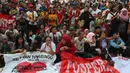 Di Tugu Proklamasi, Jakarta, sejumlah bendera kelompok relawan pendukung Jokowi-JK berkibar , Rabu (23/7/14). (Liputan6.com/Andrian M Tunay)