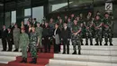 Presiden Joko Widodo dan Sultan Hassanal Bolkiah berfoto bersama saat bertemu di Mabes TNI Cilangkap, Jakarta, Kamis (3/5). (Merdeka.com/Iqbal S. Nugroho)
