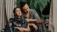Dwi Sasono dan Widi Mulia bakal main film bareng ketiga anak mereka yakni Widuri Puteri, Den Bagus Satrio, serta Dru Prawiro dalam Keluarga Super Irit. (Foto: Dok. Instagram @widimulia)