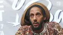 Musisi reggae Julian Marley memberi keterangan saat jumpa pers Jakarta Peace Concert 2017 di Jakarta, Rabu (15/11). Putra dari musisi reggae legendaris Bob Marley, Julian Marley akan tampil di Jakarta Peace Concert 2017. (Liputan6.com/Herman Zakharia)