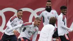 Pemain Bayern Munchen Corentin Tolisso (belakang kiri) bersama rekan satu timnya saat sesi latihan di Munchen, Jerman, Selasa (19/10/2021). Bayern Munchen akan menghadapi Benfica pada pertandingan Grup E Liga Champions pada 20 Oktober 2021 waktu setempat. (AP Photo/Matthias Schrader)