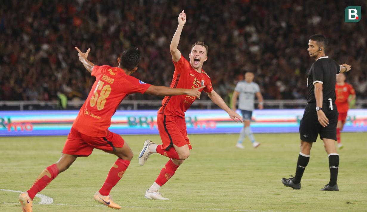 Pemain Persija Jakarta, Maciej Gajos, melakukan selebrasi bersama Rayhan Hannan setelah mencetak gol ke gawang Persita Tangerang pada laga pekan ke-21 BRI Liga 1 di Stadion Utama Gelora Bung Karno (SUGBK), Jakarta Pusat, Minggu (3/12/2023). (Bola.com/M Iqbal Ichsan)