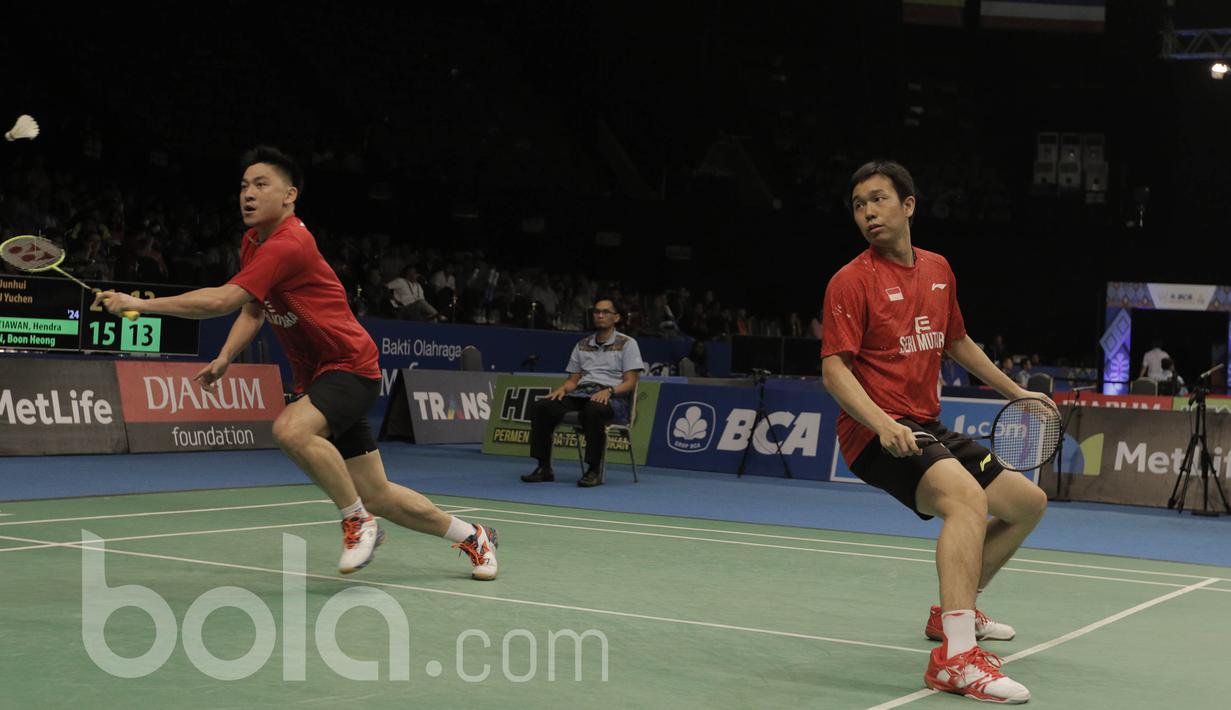 Pasangan Indonesia-Malaysia Hendra Setiawan / Boon Heong Tan, kalah dari pasangan China, Li Junhui dan Liu Yuchen pada laga Indonesia Open 2017 di JCC, Kamis, (15/6/2017). Pasangan China menang dengan skor 21-15, 21-15. (Bola.com/M Iqbal Ichsan)