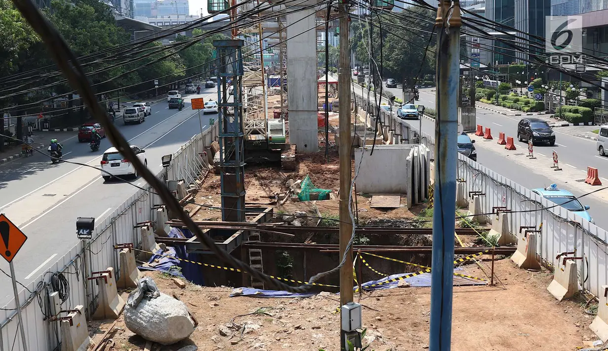 Kondisi pembangunan proyek LRT yang sepi aktivitas di Jalan HR Rasuna Said, Jakarta, Selasa (1/5). Memperingati Hari Buruh sejumlah organisasi pekerja mengadakan demonstrasi di beberapa lokasi di wilayah Jakarta. (Liputan6.com/Immanuel Antonius)