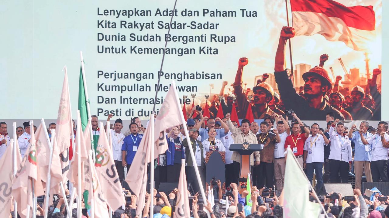 FOTO: Aksi Prabowo Lepas Baju  dan Membagikannya di Hadapan Buruh pada May Day 2026 di Monas