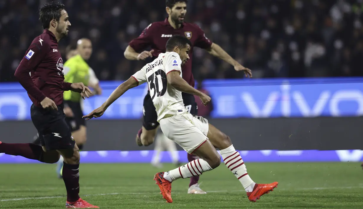 Penyerang AC Milan Junior Messias mencetak gol pembuka untuk timnya ke gawang Salernitana pada giornata ke-26 Liga Italia di Stadion Arechi, Salerno, Minggu (20/2/2022) dini hari WIB. Sempat unggul terlebih dahulu, AC Milan harus puas bermain imbang 1-1. (Alessandro Garofalo/LaPresse via AP)