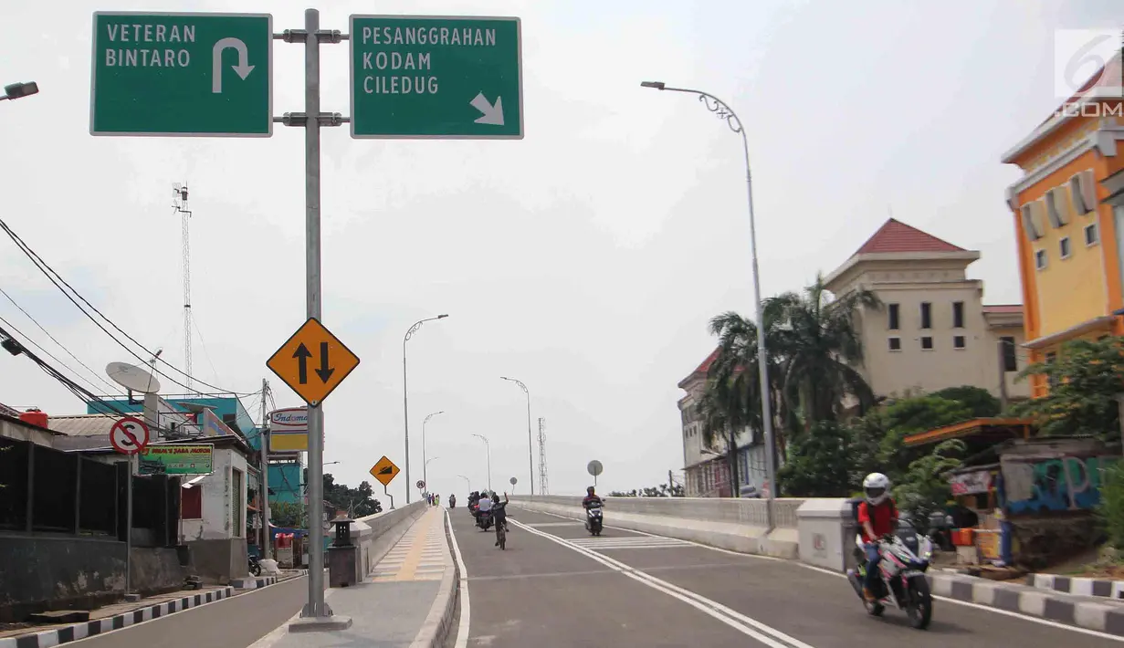 Sejumlah kendaraan melintas di Flyover Bintaro, Jakarta, Selasa (6/3). Mulai hari ini Pemprov DKI Jakarta melakukan uji coba pengoperasian Flyover Bintaro yang dibangun sejak 2017. (Liputan6.com/Johan Tallo)