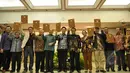 Ketua Komisi Pemilihan Umum (KPU) RI Husni Kamil Manik (tengah) berfoto bersama usai penandatanganan MoU antara KPU RI dengan sembilan perguruan tinggi di Gedung KPU, Jakarta, Kamis (12/3/2015). (Liputan6.com/Faizal Fanani)