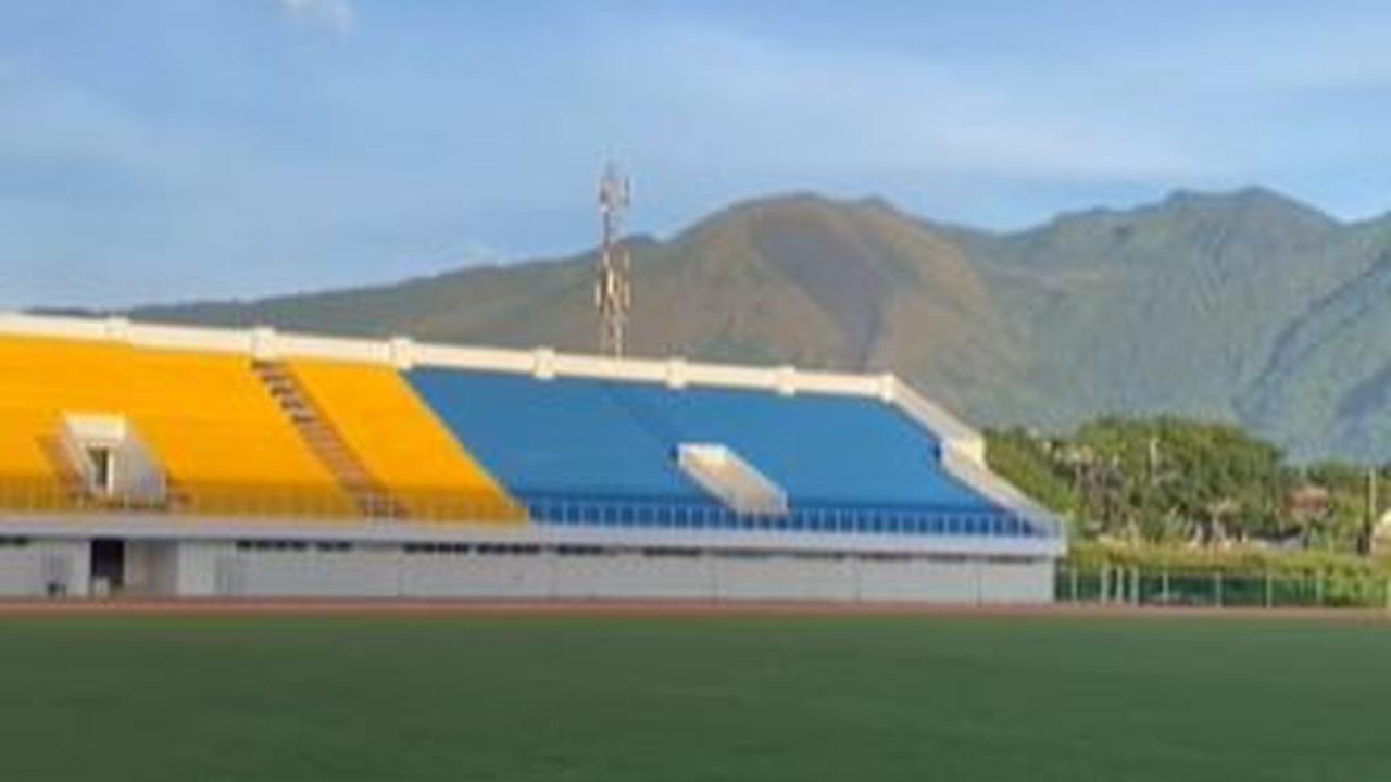 Tribunnya Warna Kuning dan Biru Menyala