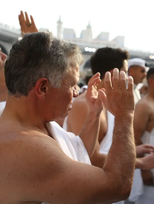 Raja Yordania, Abdullah II bin Al Hussein melakukan umrah saat bulan Ramdan di kota suci Mekkah (10/6). (AFP Photo/Jordanian Royal Palace/Yousef Allan)